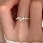 Кольцо из бусин с серебристым бантом