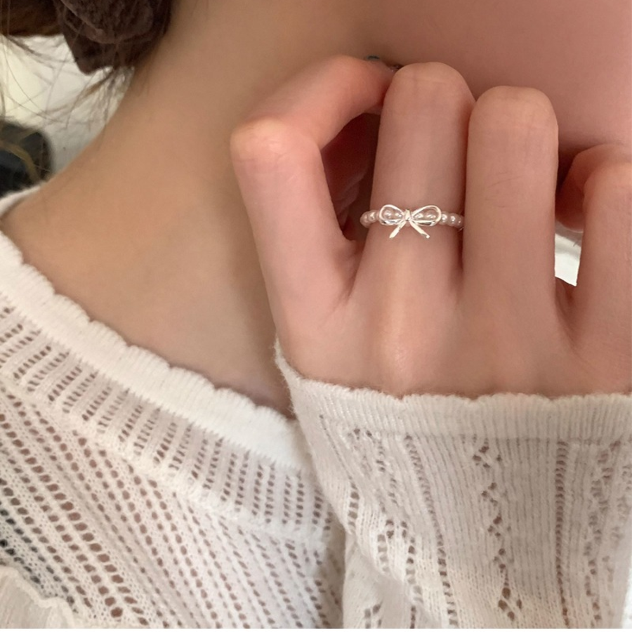 Кольцо из бусин с серебристым бантом