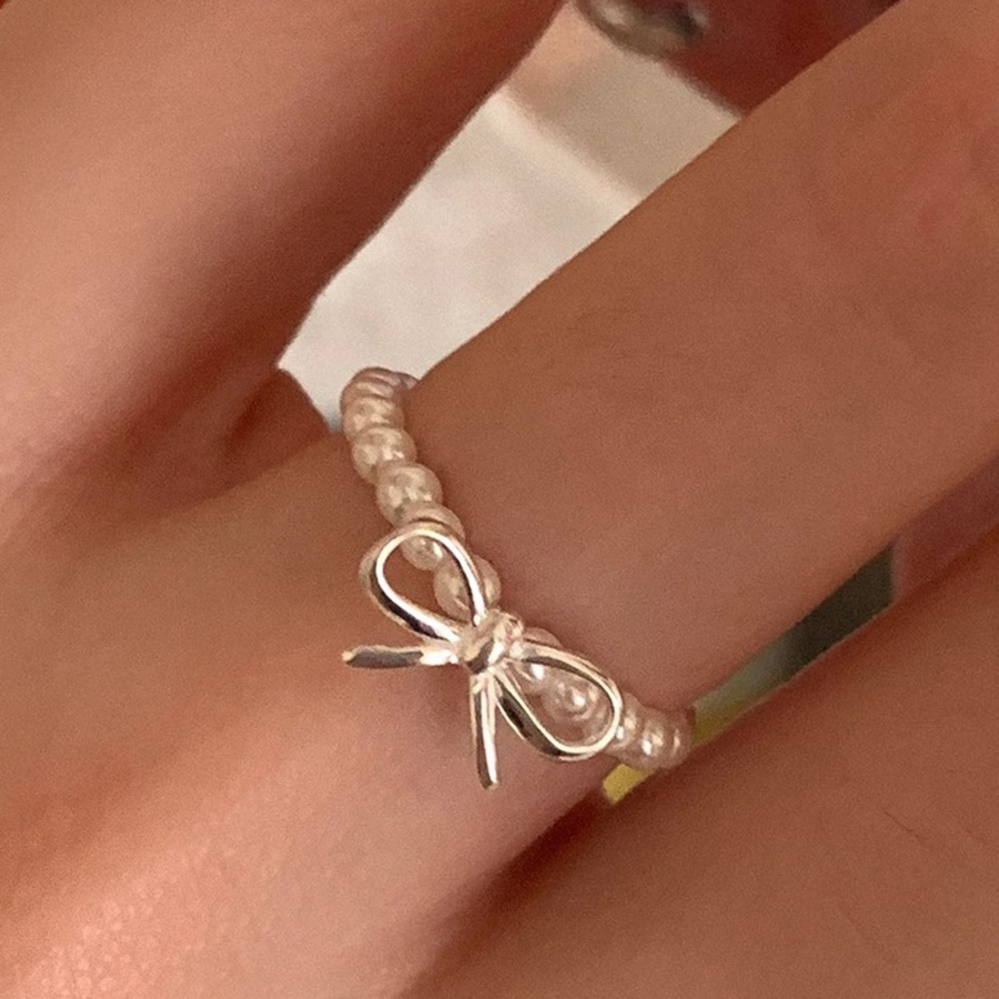 Кольцо из бусин с серебристым бантом