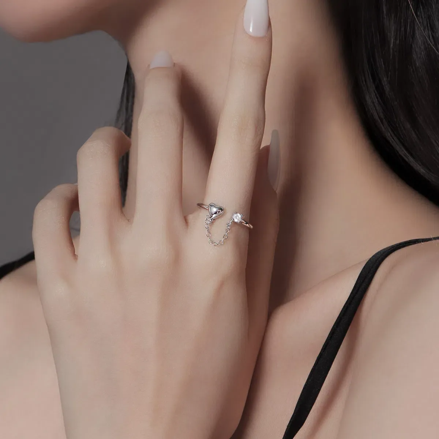 Открытое кольцо с миниатюрным сердцем и кристаллом на цепочке