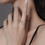 Открытое кольцо с миниатюрным сердцем и кристаллом на цепочке