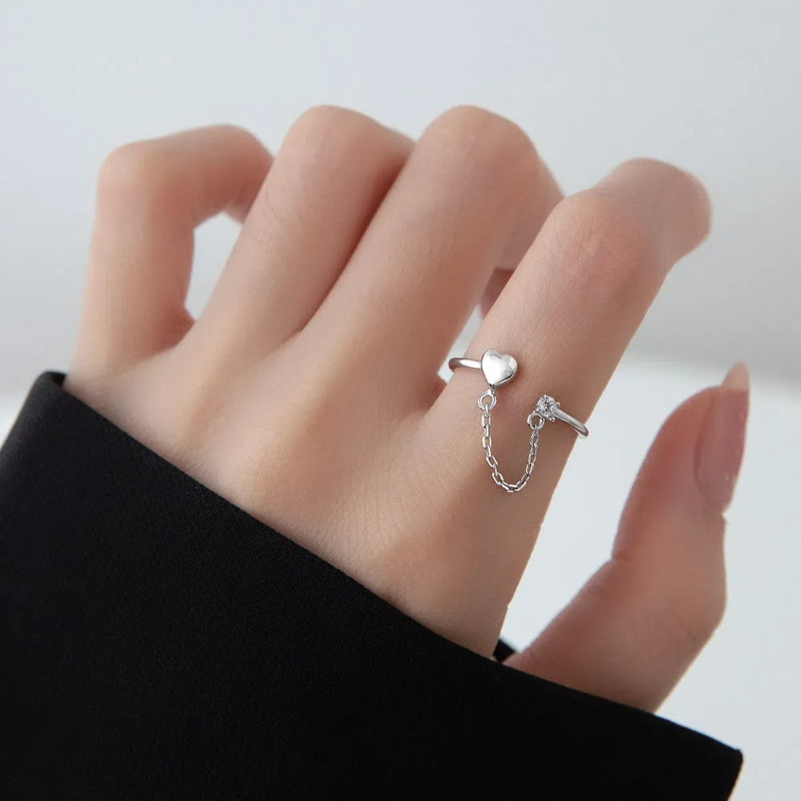 Открытое кольцо с миниатюрным сердцем и кристаллом на цепочке