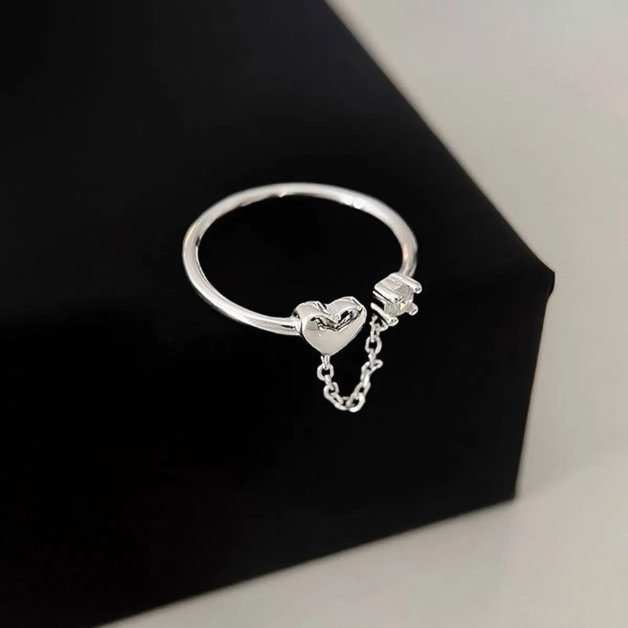 Открытое кольцо с миниатюрным сердцем и кристаллом на цепочке