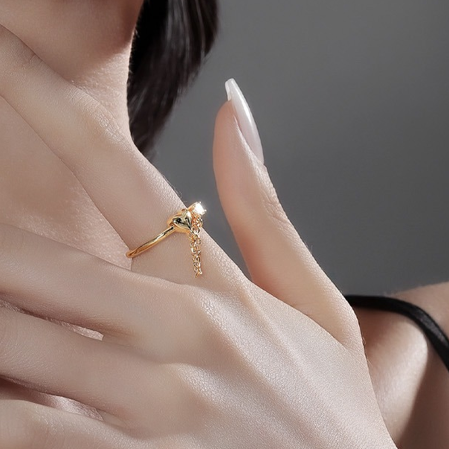 Открытое кольцо с миниатюрным сердцем и кристаллом на цепочке