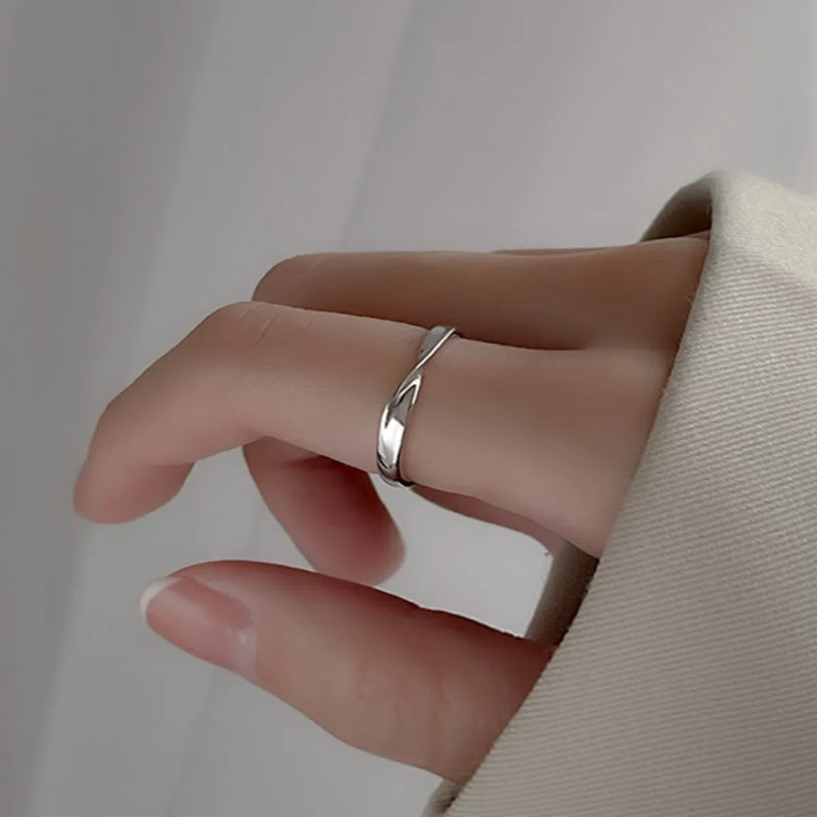 Изогнутое кольцо с переплетением, тонкая линия — базовое простое ежедневное открытое кольцо из серебра