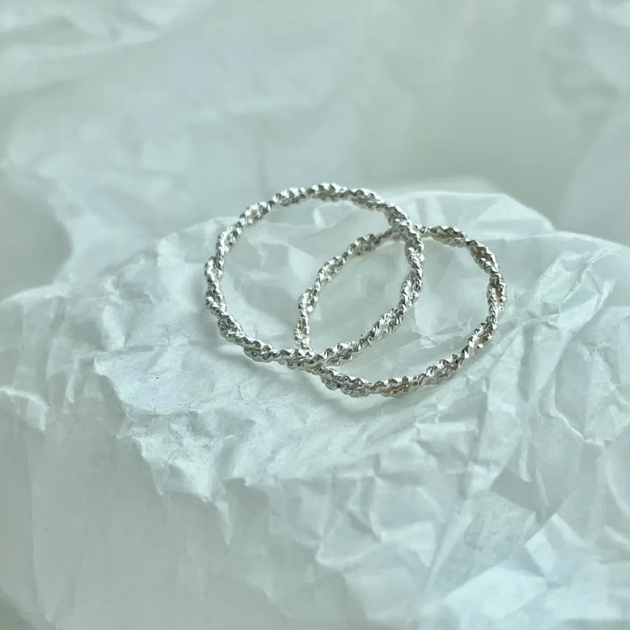 Серебряное кольцо с мерцающей волной 925 пробы