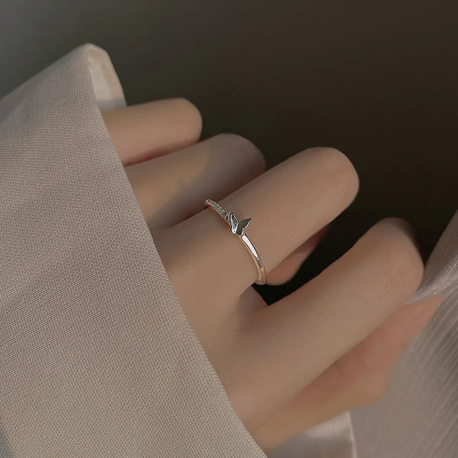 Романтичное открытое кольцо с подвеской-бабочкой, тонкая линия — женское серебряное украшение