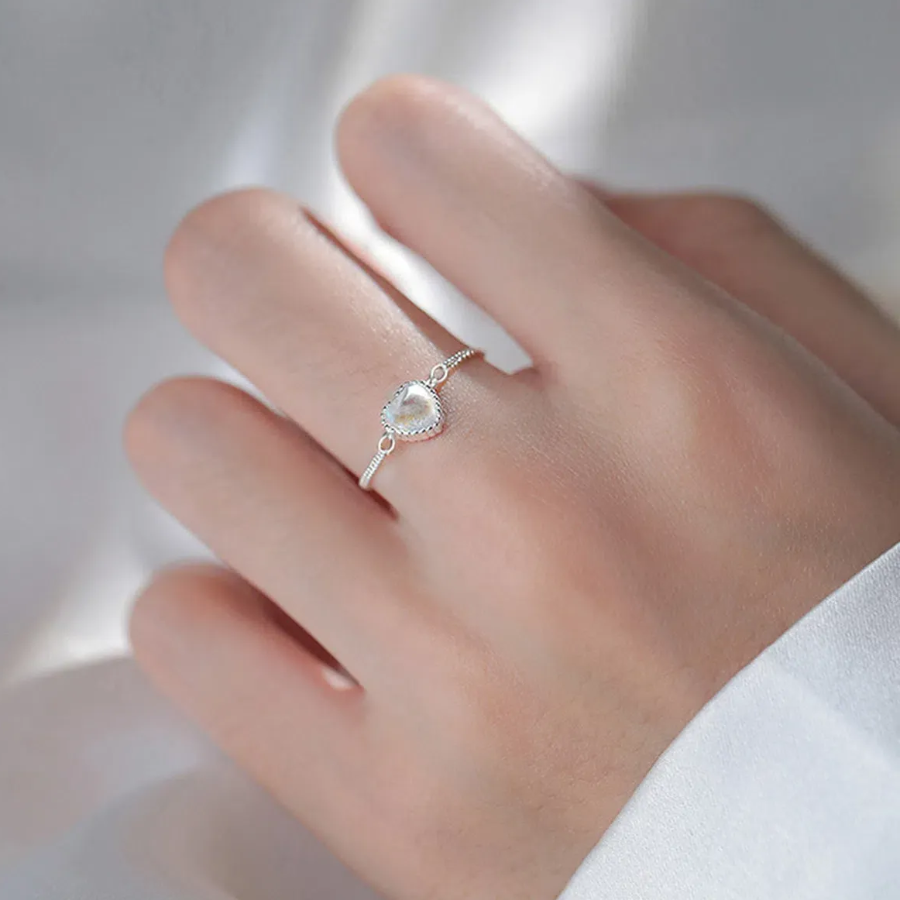 Тонкое серебряное кольцо с подвеской из опала в форме сердца и серебряным шариком — нежное и уникальное украшение для женщин