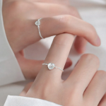 Тонкое серебряное кольцо с подвеской из опала в форме сердца и серебряным шариком — нежное и уникальное украшение для женщин