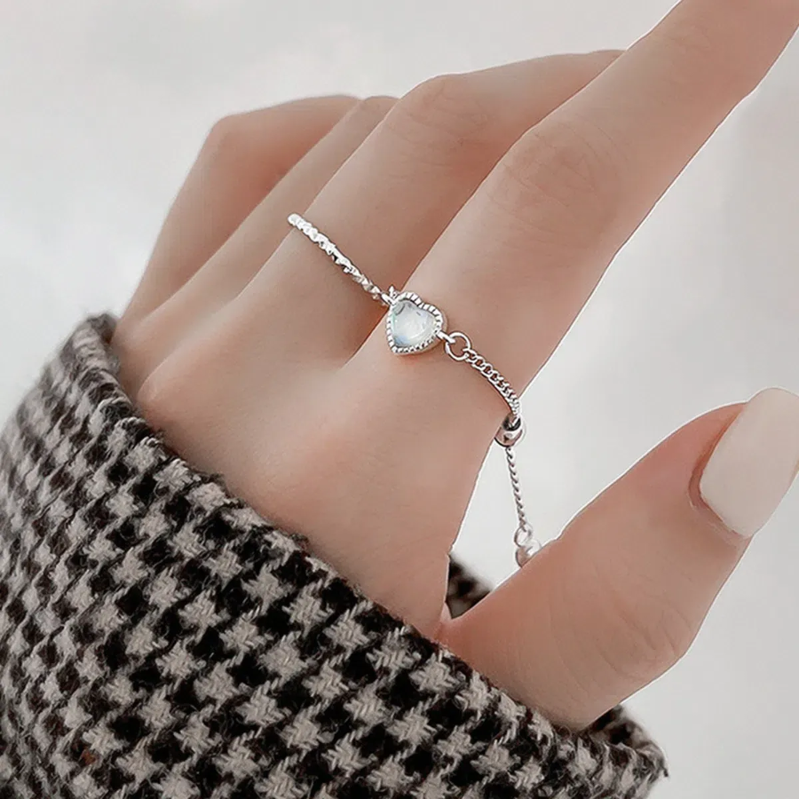 Тонкое серебряное кольцо с подвеской из опала в форме сердца и серебряным шариком — нежное и уникальное украшение для женщин