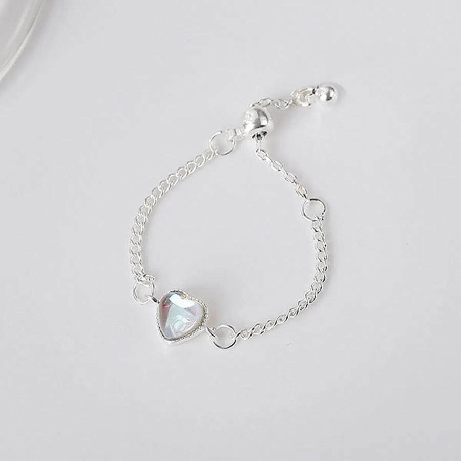 Тонкое серебряное кольцо с подвеской из опала в форме сердца и серебряным шариком — нежное и уникальное украшение для женщин