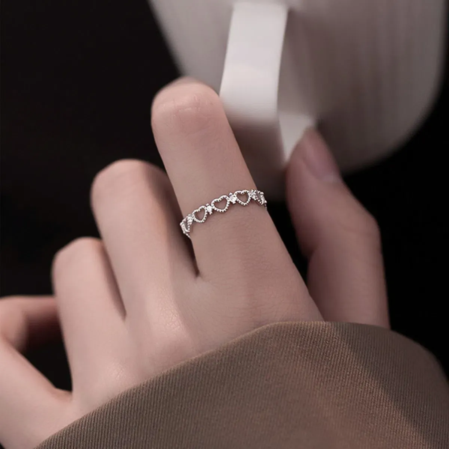 Тонкое серебряное кольцо с подвеской из опала в форме сердца и серебряным шариком — нежное и уникальное украшение для женщин