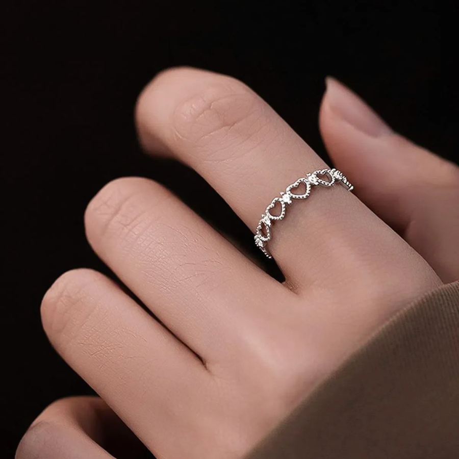 Тонкое серебряное кольцо с подвеской из опала в форме сердца и серебряным шариком — нежное и уникальное украшение для женщин