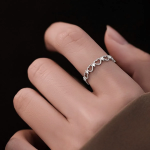 Тонкое серебряное кольцо с подвеской из опала в форме сердца и серебряным шариком — нежное и уникальное украшение для женщин