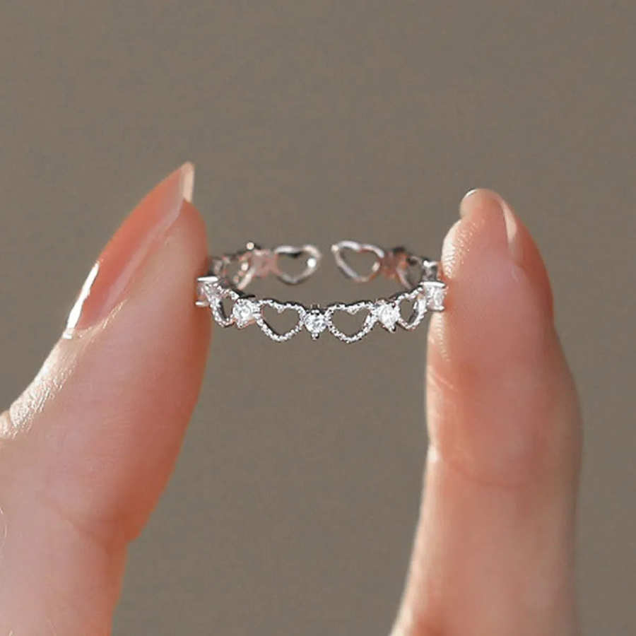 Тонкое серебряное кольцо с подвеской из опала в форме сердца и серебряным шариком — нежное и уникальное украшение для женщин