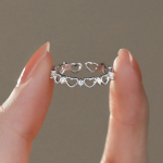 Тонкое серебряное кольцо с подвеской из опала в форме сердца и серебряным шариком — нежное и уникальное украшение для женщин