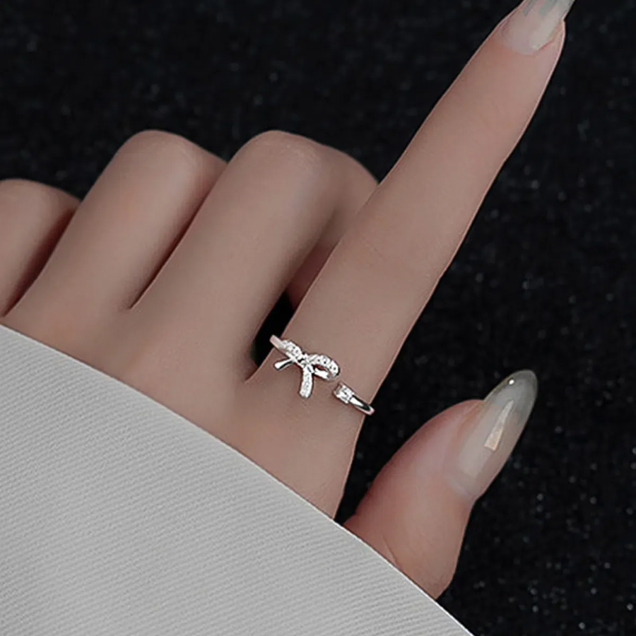 Тонкое серебряное открытое кольцо с подвеской-бантиком и акцентом из кубического циркония