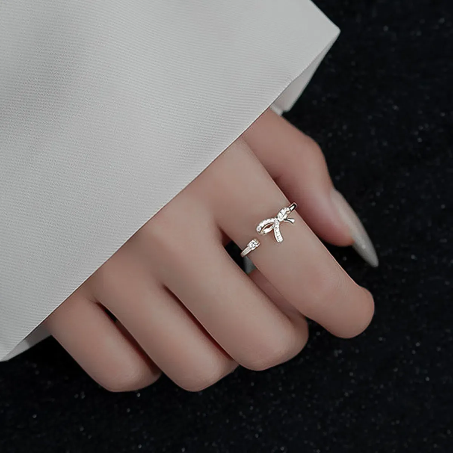 Тонкое серебряное открытое кольцо с подвеской-бантиком и акцентом из кубического циркония