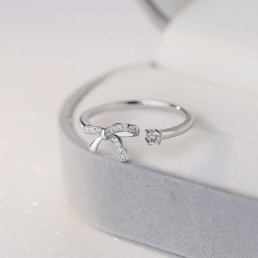 Тонкое серебряное открытое кольцо с подвеской-бантиком и акцентом из кубического циркония