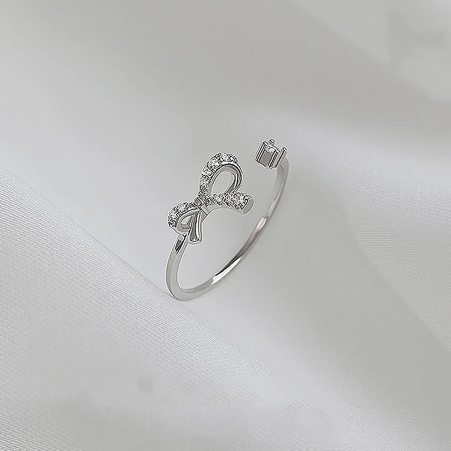 Тонкое серебряное открытое кольцо с подвеской-бантиком и акцентом из кубического циркония