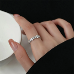 Серебряное кольцо с миниатюрным прямоугольным элементом и регулируемым дизайном