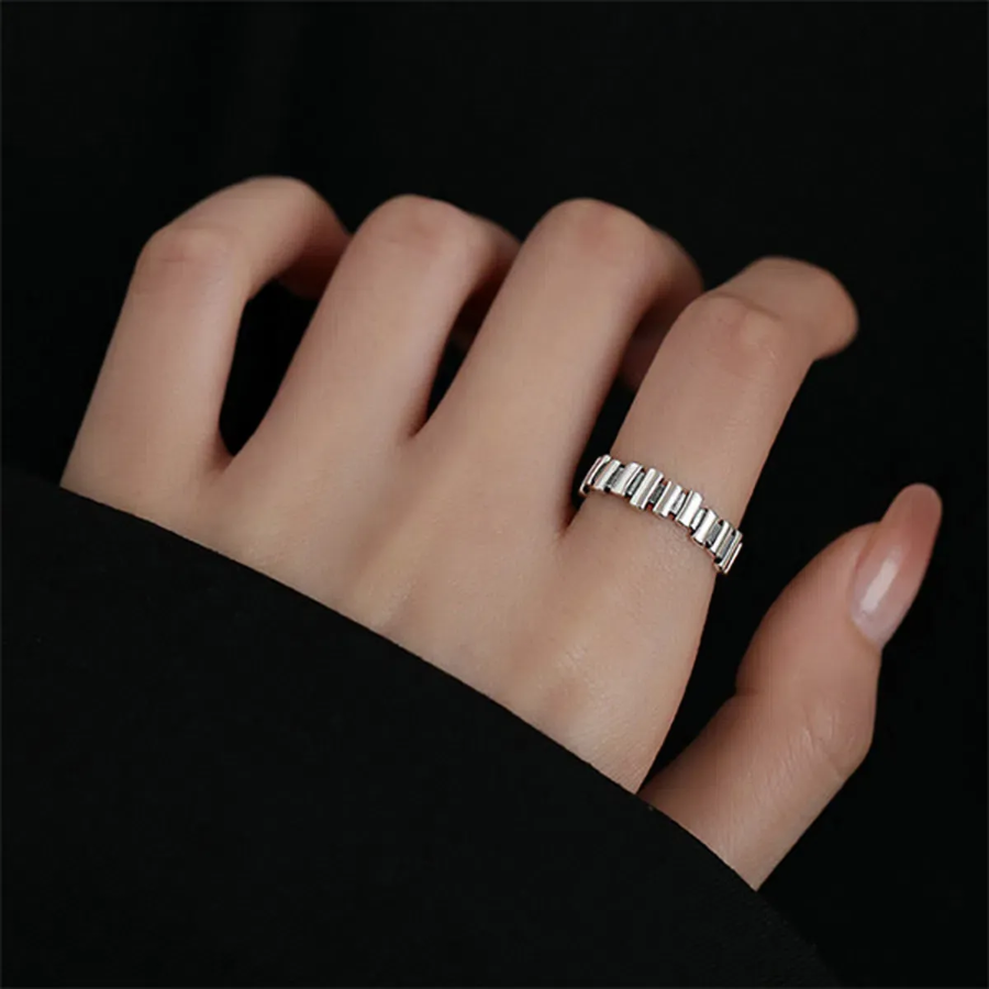 Серебряное кольцо с миниатюрным прямоугольным элементом и регулируемым дизайном