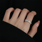 Серебряное кольцо с миниатюрным прямоугольным элементом и регулируемым дизайном