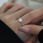 Серебряное открытое кольцо с подвеской в виде квадратного кристалла и цепочным элементом