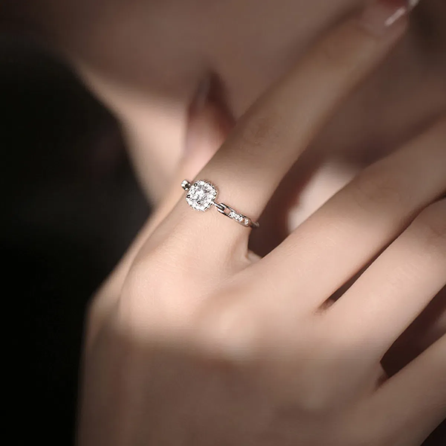 Серебряное открытое кольцо с подвеской в виде квадратного кристалла и цепочным элементом