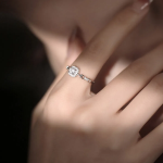 Серебряное открытое кольцо с подвеской в виде квадратного кристалла и цепочным элементом