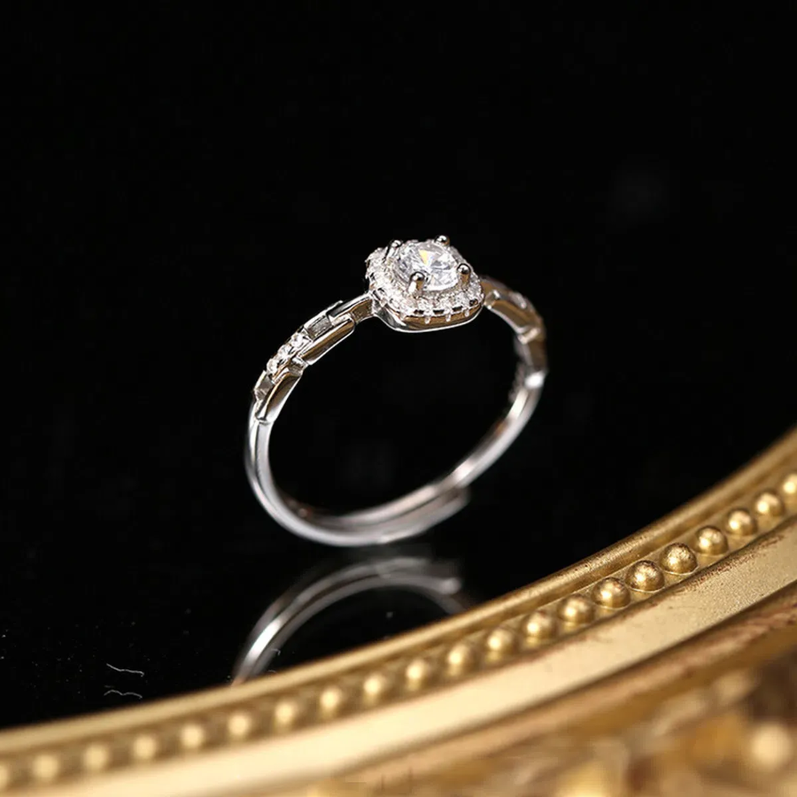 Серебряное открытое кольцо с подвеской в виде квадратного кристалла и цепочным элементом