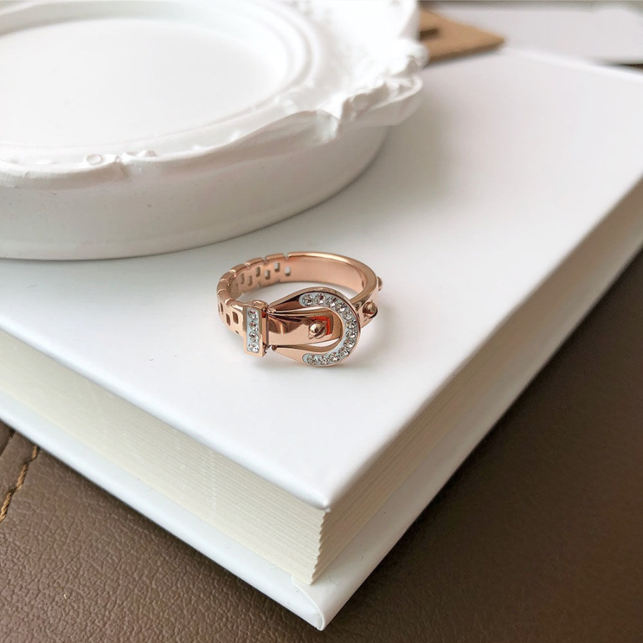 Серебряное кольцо с поясной пряжкой и сверкающим кристаллом