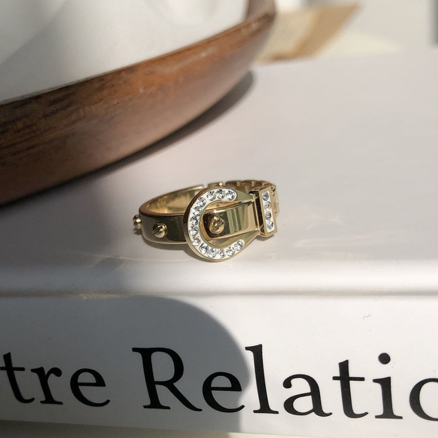 Серебряное кольцо с поясной пряжкой и сверкающим кристаллом