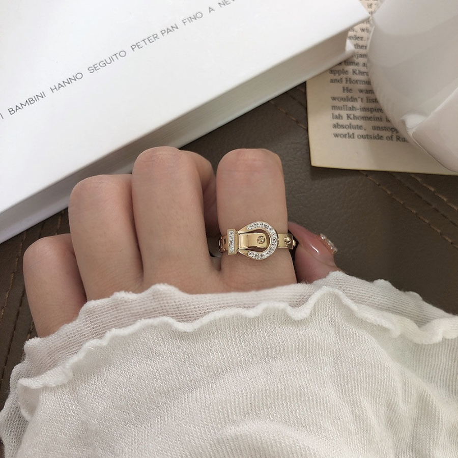 Серебряное кольцо с поясной пряжкой и сверкающим кристаллом