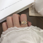 Серебряное кольцо с поясной пряжкой и сверкающим кристаллом