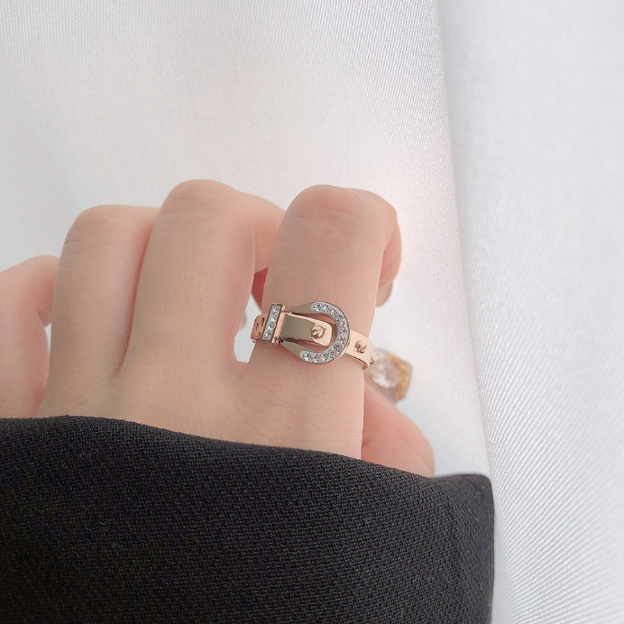 Серебряное кольцо с поясной пряжкой и сверкающим кристаллом