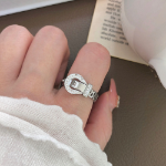 Серебряное кольцо с поясной пряжкой и сверкающим кристаллом