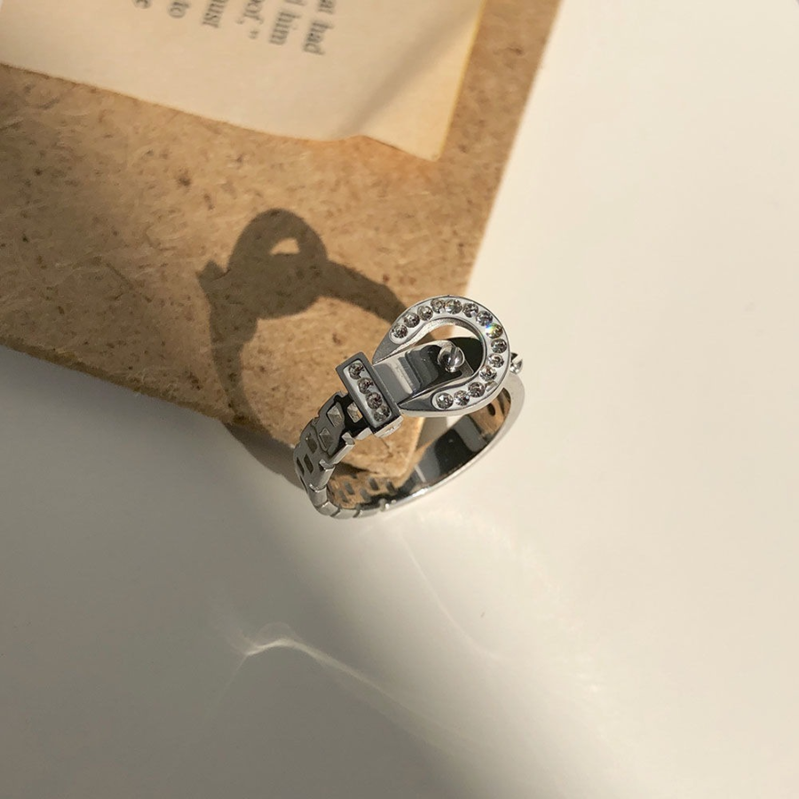 Серебряное кольцо с поясной пряжкой и сверкающим кристаллом