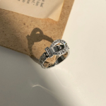 Серебряное кольцо с поясной пряжкой и сверкающим кристаллом