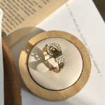 Серебряное кольцо с поясной пряжкой и сверкающим кристаллом