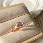 Серебряное кольцо с поясной пряжкой и сверкающим кристаллом