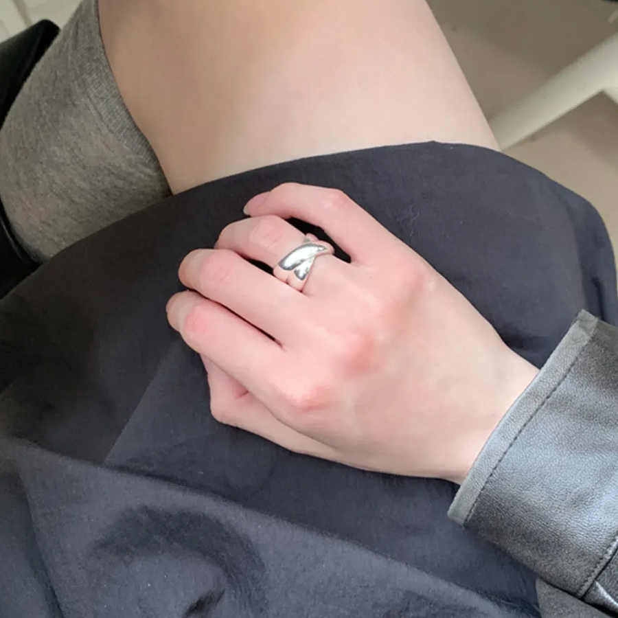 Серебряное открытое кольцо с асимметричными волнистыми краями