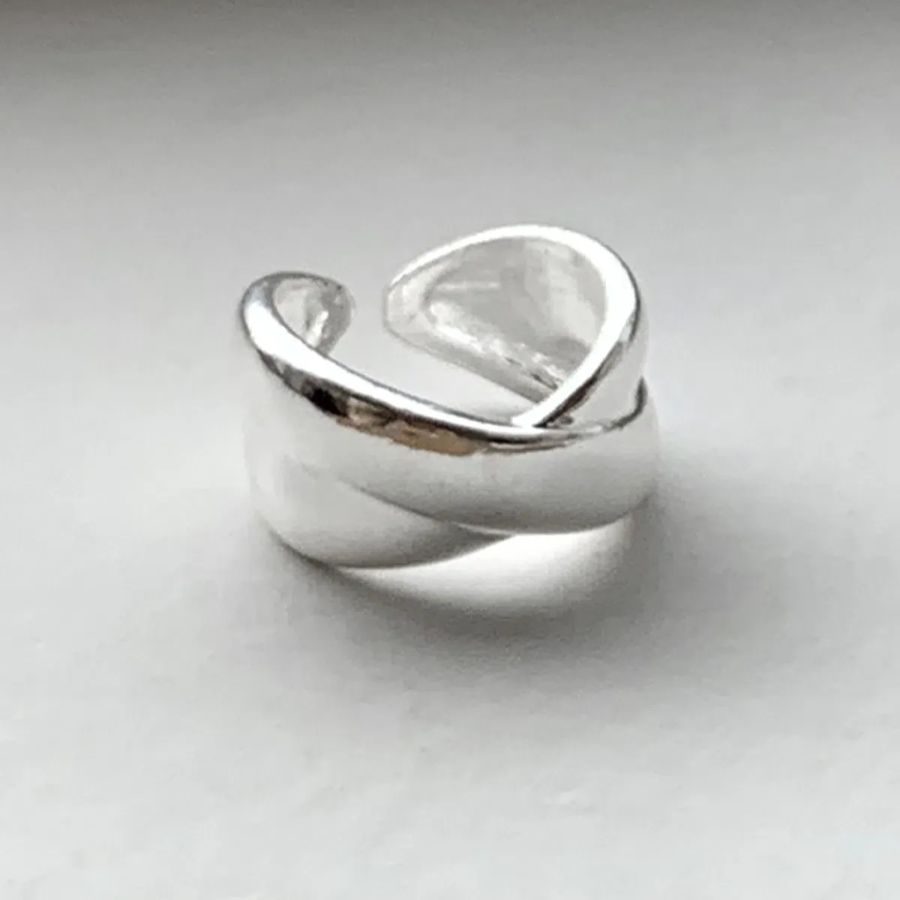 Серебряное открытое кольцо с асимметричными волнистыми краями