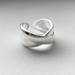 Серебряное открытое кольцо с асимметричными волнистыми краями