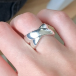 Серебряное открытое кольцо с асимметричными волнистыми краями