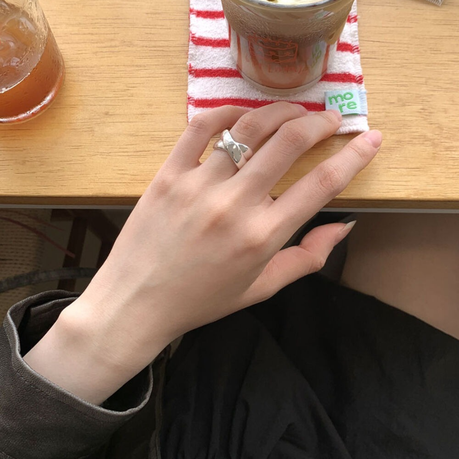 Серебряное открытое кольцо с асимметричными волнистыми краями