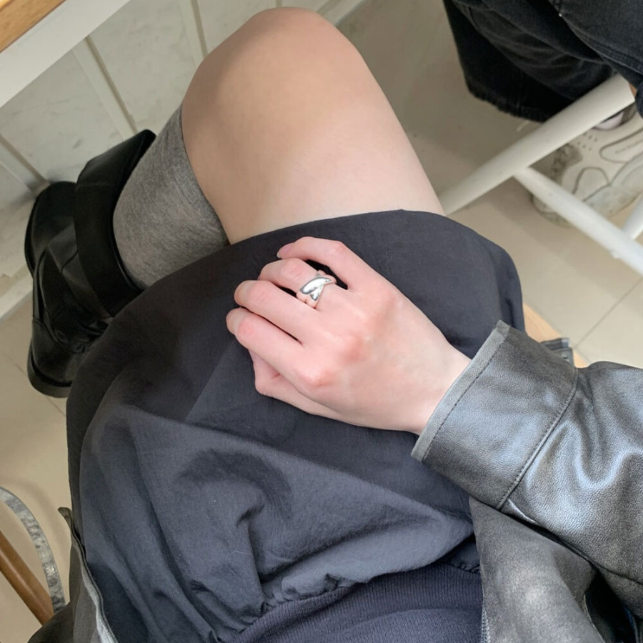 Серебряное открытое кольцо с асимметричными волнистыми краями