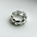 Серебряное открытое кольцо с пузырьковым дизайном и сердечным акцентом