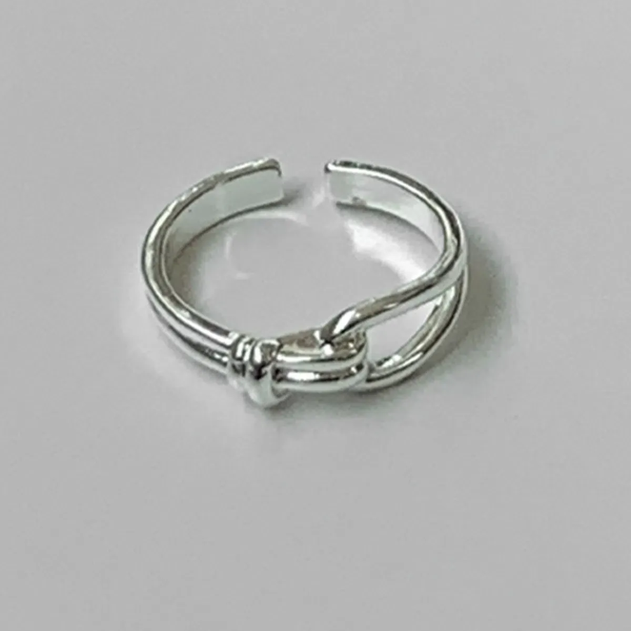 Серебряное открытое кольцо с узлом