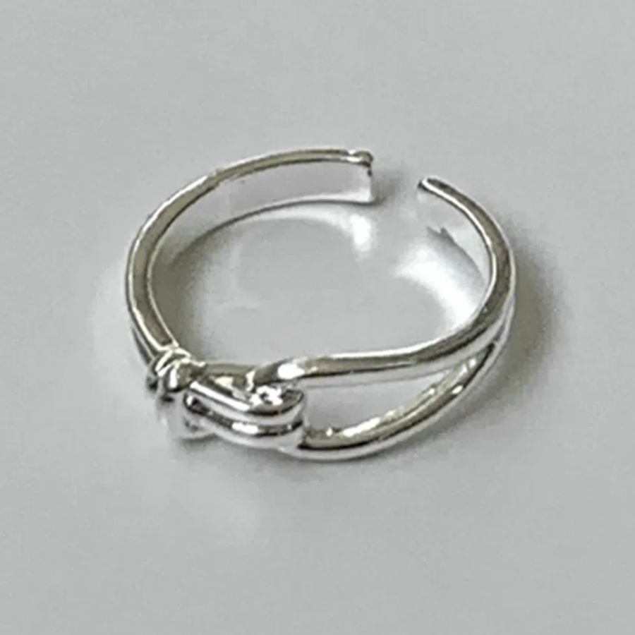 Серебряное открытое кольцо с узлом